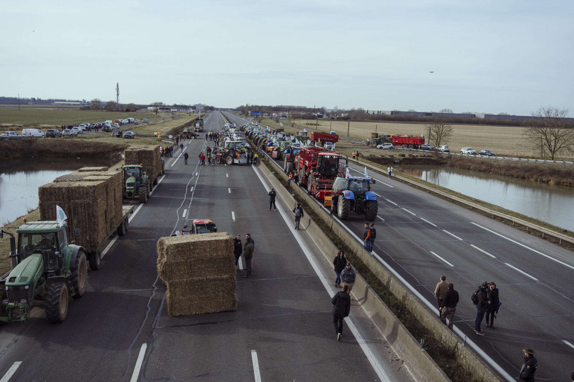 Des tracteurs sur l’autoroute A4, à la hauteur de Jossigny (Seine-et-Marne), à l’un des points de blocage des agriculteurs, le 29 janvier 2024.