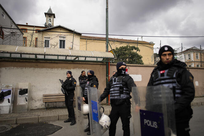 Des policiers turcs montent la garde dans une zone bouclée à l’extérieur de l’église Santa Maria, à Istanbul, dimanche 28 janvier 2024.