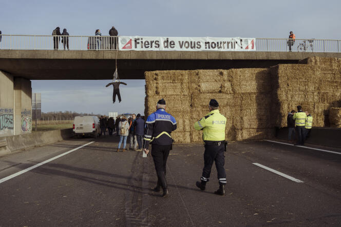 Un mur de bottes de foin bloque un pont sur l’autoroute A4 à hauteur de Jossigny (Seine-et-Marne), sur l’un des points de blocage des agriculteurs, le 29 janvier 2024.