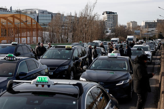 Des chauffeurs de taxi français manifestent et bloquent le périphérique, à Paris, le 29 janvier 2024.