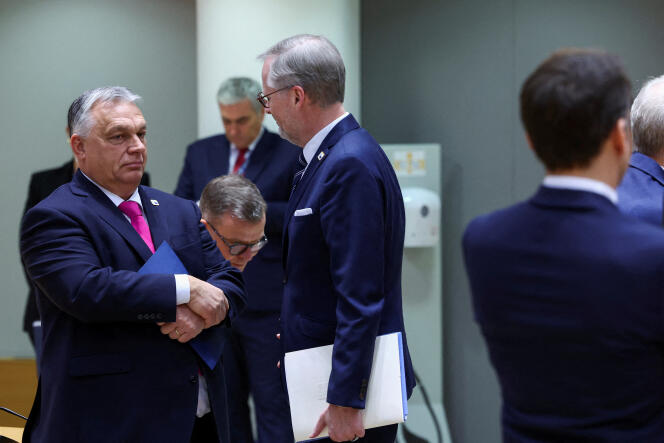 Le premier ministre hongrois, Viktor Orban (à gauche), lors d’un sommet des dirigeants de l’Union européenne, à Bruxelles, le 14 décembre 2023.