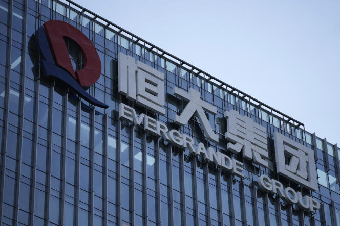 Le logo Evergrande au siège du groupe, à Shenzhen, dans la province de Guangdong, dans le sud de la Chine, le 24 septembre 2021.