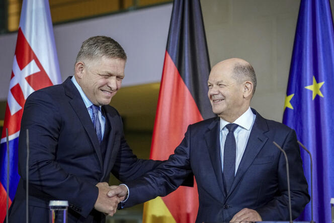Le chancelier allemand, Olaf Scholz, et Robert Fico, premier ministre slovaque, après une conférence de presse conjointe à la chancellerie de Berlin, en Allemagne, le 24 janvier 2024.