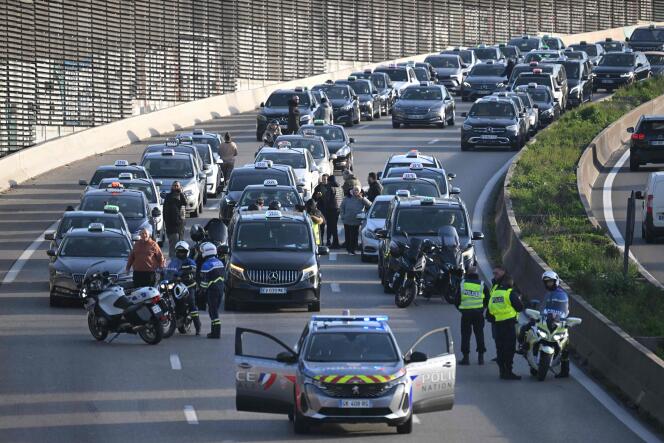 Des taxis participent à une manifestation dans le cadre d’un mouvement de grève national contre le projet de loi de l’Assurance-maladie sur le « covoiturage de patients », à Marseille, dans le sud de la France, le 29 janvier 2024.