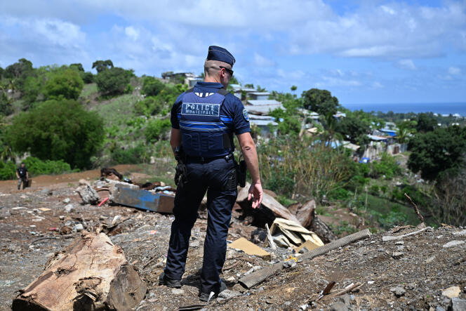 Un policier municipal français patrouillant dans le bidonville de Mavadzani, au nord-est de la Grande Terre sur les hauteurs de Koungou, à Mayotte, le 8 décembre 2023.