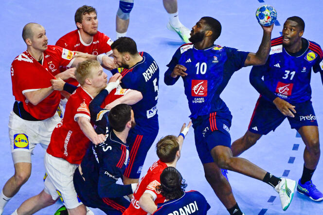 Durant le match qui oppose l’équipe de France de handball aux Danois, la balle est entre les mains de Dika Mem, à Cologne, en Allemagne, le 28 janvier 2024.