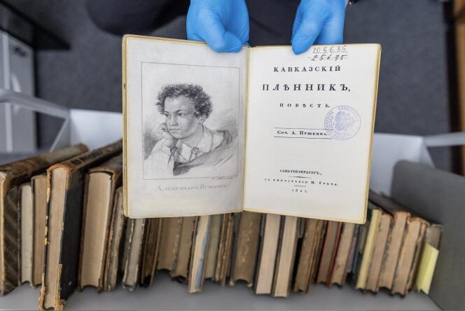 Uno de los facsímiles sustituyó a una edición original de Alexander Pushkin de 1822 en la biblioteca de la Universidad de Varsovia, de donde en 2023 fueron robados casi setenta libros rusos raros.