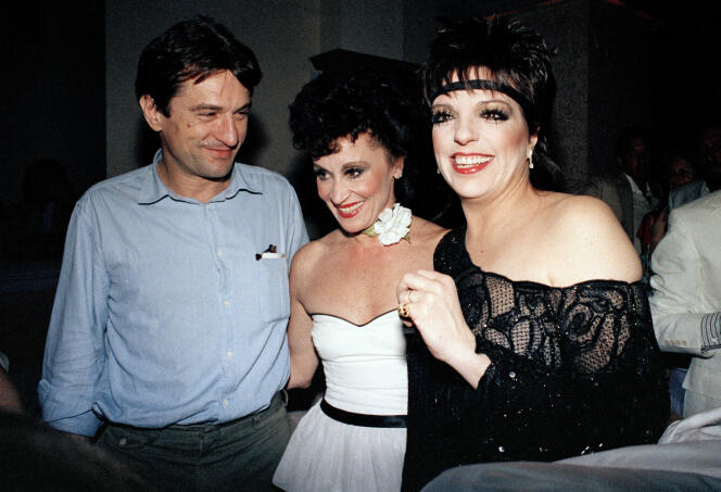 Chita Rivera (au centre) entourée de l’actrice, chanteuse et danseuse Liza Minelli et de l’acteur Robert De Niro, en juin 1984, à New York.