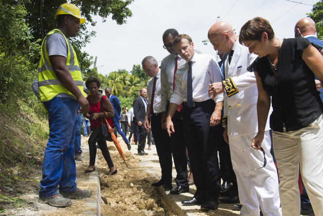 Emmanuel Macron lors d’une visite en périphérie de Pointe-à-Pitre, en Guadeloupe, le 28 septembre 2018. 