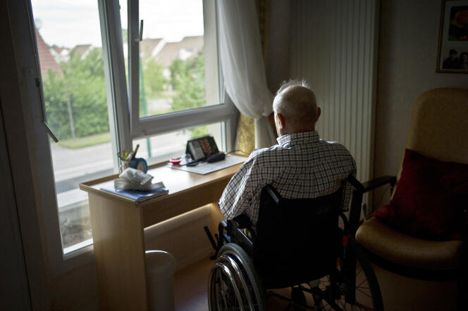 Une personne âgée attend dans sa chambre d’un domicile collectif, le 6 juillet 2011 au sein du Village générations de Saint-Apollinaire (Côte-d’Or). 
