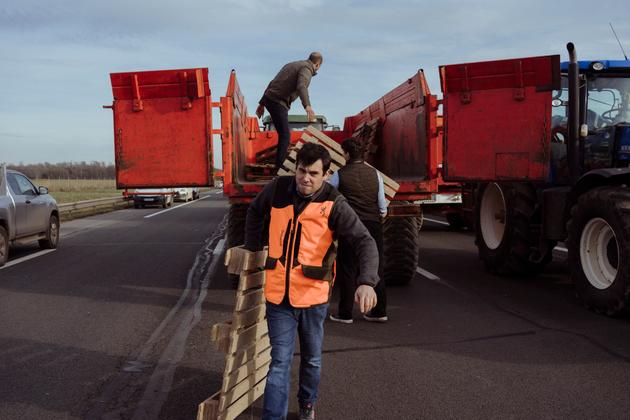 Within half an hour, the mobilized farmers had set up a tent and everything they needed to maintain the blockade (pallets were used to build fires), at least until Thursday. On the A4 freeway near Jossigny, France, on January 29, 2024.