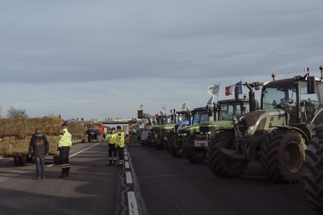 Des tracteurs bloquent l’autoroute A4 à hauteur de Jossigny (Seine-et-Marne), le 29 janvier 2024.