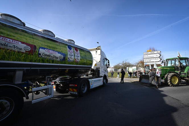 Des agriculteurs bloquent un camion Elle & Vire, filiale du groupe Savencia, acteur mondial du lait et numéro 1 des spécialités fromagères, sur une route menant à une usine de Lactilis, à Isigny-le-Buat, (Manche), le 29 janvier 2024. 