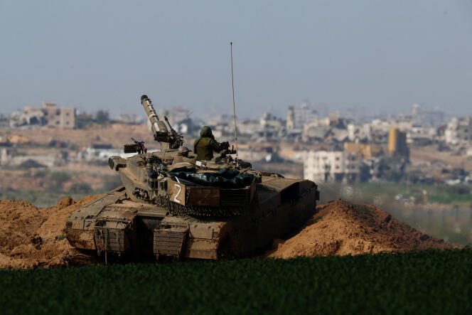 Un char israélien manœuvre le long de la frontière avec le nord de Gaza, le 30 janvier 2024.