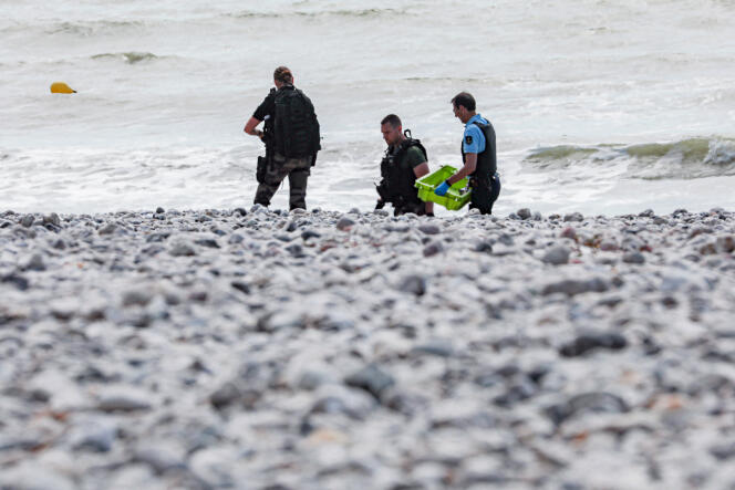 Une opération de recherche de cocaïne sur la plage de Saint-Jouin-Bruneval (Seine-Maritime), le 5 juillet 2023.