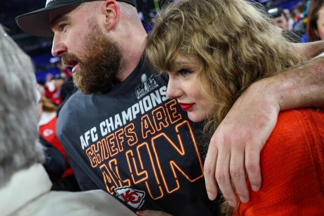 Taylor Swift et son petit ami Travis Kelce, numéro 87 des Chiefs de Kansas City, après la victoire de son équipe sur les Ravens de Baltimore, à Baltimore (Etat du Maryland), le 28 janvier 2024.