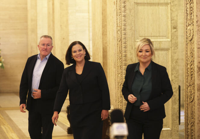 De gauche à droite, les membres du Sinn Fein Conor Murphy, la cheffe du parti, Mary Lou McDonald, et la première ministre nord-irlandaise, Michelle O’Neill, au palais de Stormont, siège de l’Assemblée d’Irlande du Nord, le 30 janvier 2024.