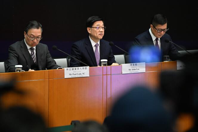 Le chef de l’exécutif hongkongais, John Lee (au centre), à Hongkong, le 30 janvier 2024.