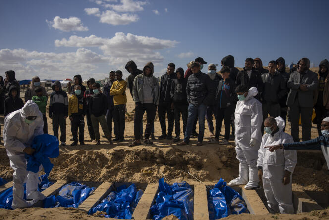 Des Palestiniens enterrent les corps de personnes tuées lors de combats avec Israël et renvoyées à Gaza par l’armée israélienne, à Rafah, dans la bande de Gaza, le 30 janvier 2024.