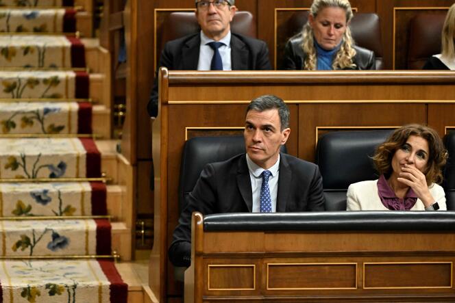 Le premier ministre espagnol, Pedro Sanchez, et la ministre du budget, Maria Jesus Montero, avant le vote sur le projet de loi d’amnistie des indépendantistes catalans, au Congrès des députés, le 30 janvier 2024. 