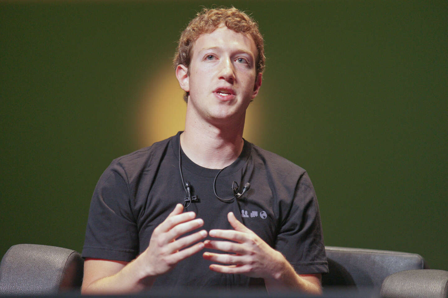 Mark Zuckerberg su Le Monde: da visionario della tecnologia a “ex amico pubblico n. 1”