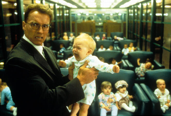 Arnold Schwarzenegger, cauchemardant sa future « maternité », dans « Junior » (1994), une comédie d’Ivan Reitman.