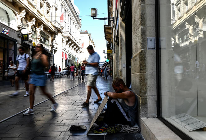 Un sans-abri fait la manche dans une rue de Bordeaux, le 24 août 2023.