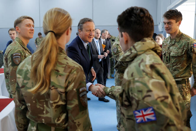 Le ministre britannique des affaires étrangères David Cameron rencontre les troupes britanniques, qui font partie de la mission de maintien de la paix dirigée par l’OTAN à Pristina, le 4 janvier 2024.