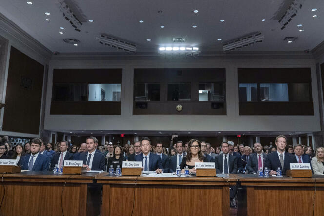 De gauche à droite : Jason Citron (Discord), Evan Spiegel (Snap), Shou Zi Chew (TikTok), Linda Yaccarino (X) et Mark Zuckerberg (Meta), lors de leur audition au Sénat américain, le mercredi 31 janvier.