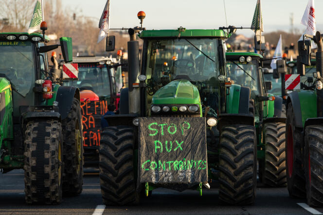 Manifestation d’agriculteurs sur l’autoroute A6 en direction de Paris, à Chilly-Mazarin, le 31 janvier 2024.