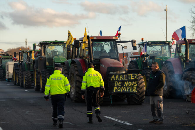 Barrage d’agriculteurs sur l’autoroute A6 en direction de Rungis, au niveau de Chilly-Mazarin (Essonne), le 31 janvier 2024.