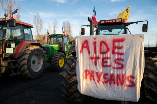 Chilly Mazarin, France le 31 janvier 2024 : Manifestation d’agriculteurs sur l’autoroute A6 en direction de Paris. L’autoroute est bloqué par plus d’une cinquantaine de tracteurs et des dizaines d’agriculteurs en colères.