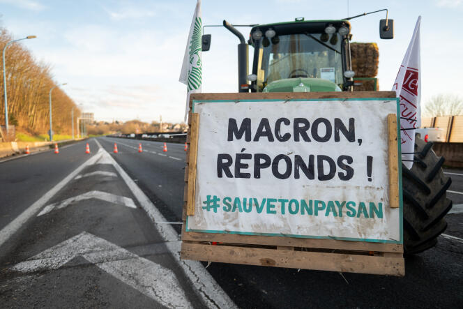 Manifestation d’agriculteurs sur l’autoroute A6 en direction de Paris. A Chilly-Mazarin (Essonne), le 31 janvier 2024.