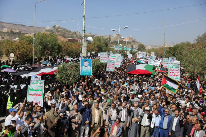 Des étudiants et des professeurs d’université manifestent leur soutien aux Palestiniens de la bande de Gaza et aux récentes attaques des houthistes contre des navires en mer Rouge et dans le golfe d’Aden, à Sanaa, au Yémen, le 31 janvier 2024.