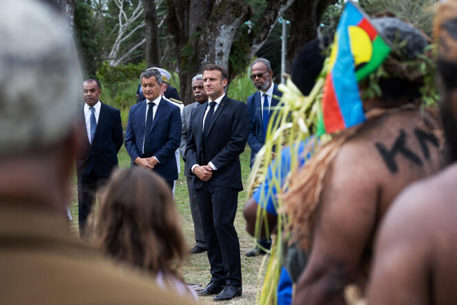 Gérald Darmanin et Emmanuel Macron à Touho, en Nouvelle-Calédonie, en juillet 2023. 