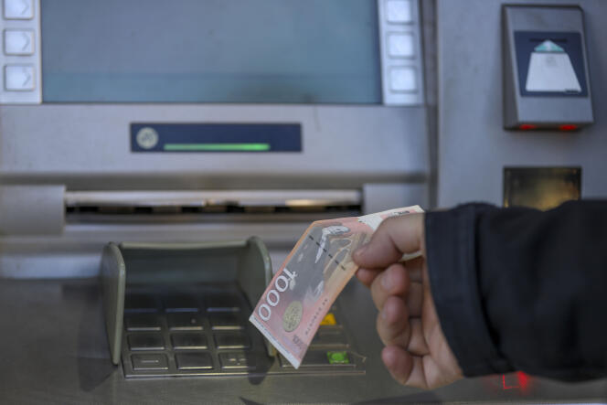 Un homme retire des dinars serbes d’un distributeur à Mitrovica, dans le nord du Kosovo, le 31 janvier 2024. 