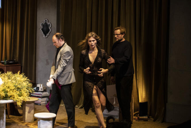 Noam Morgensztern, Marina Hands et Stéphane Varupenne, dans la pièce « Le Silence », d’après l’œuvre d’Antonioni, mise en scène par Lorraine de Sagazan, lors des répétitions au Vieux-Colombier, à Paris, le 23 janvier 2024.