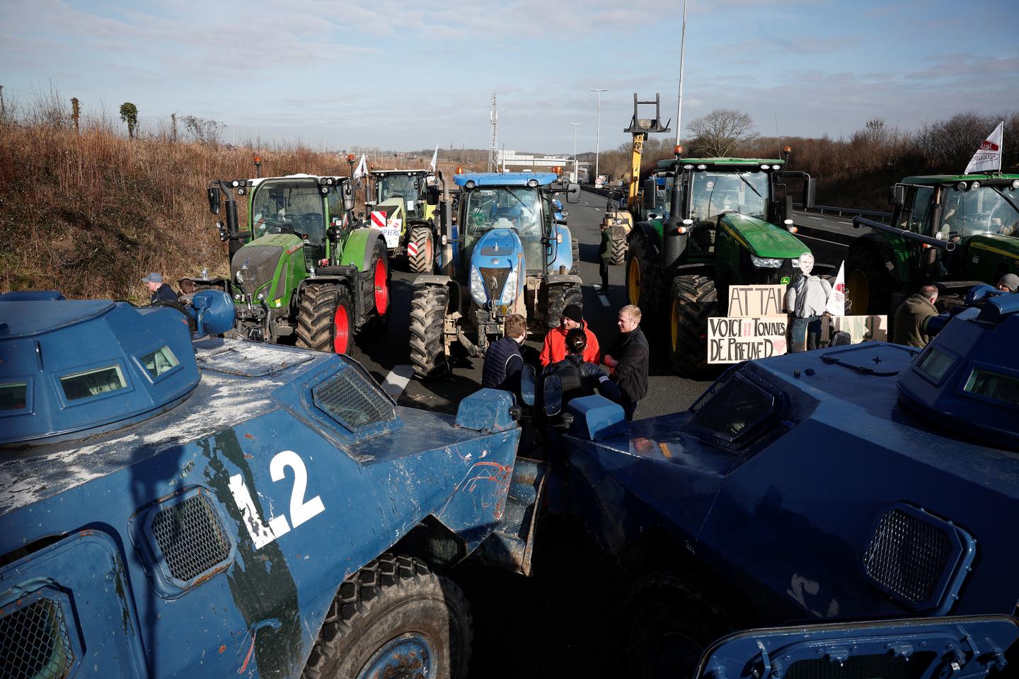 French police make arrests as farmers try to block major food market