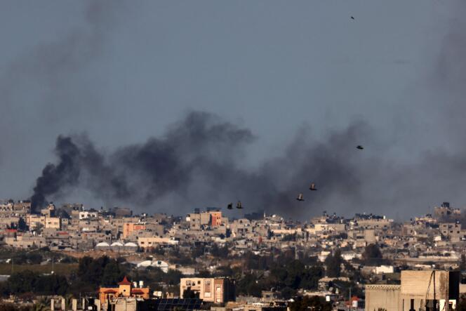 Une photo de la bande de Gaza prise de Rafah montre de la fumée au dessus de Khan Younès lors de bombardements israéliens, le 31 janvier 2024. 