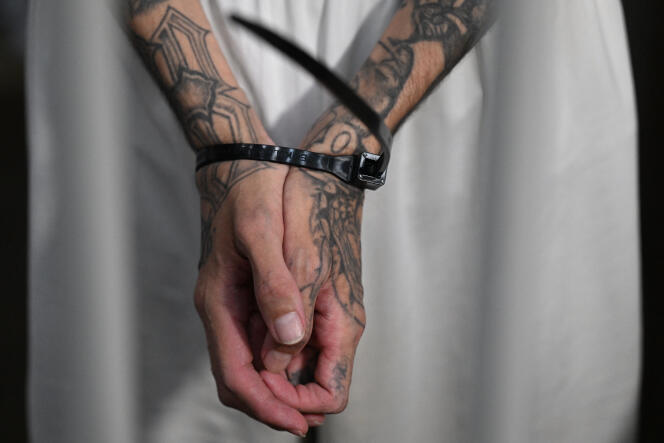 Un prisonnier dans le Centre de confinement du terrorisme, où sont incarcérés des centaines de membres des gangs MS-13 et Barrio 18, à Tecoluca (Salvador), le 21 août 2023. 