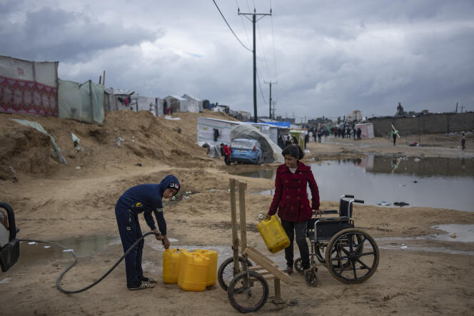 Des Palestiniens déplacés récupèrent de l’eau dans un camp à Rafah, le 27 janvier 2024.