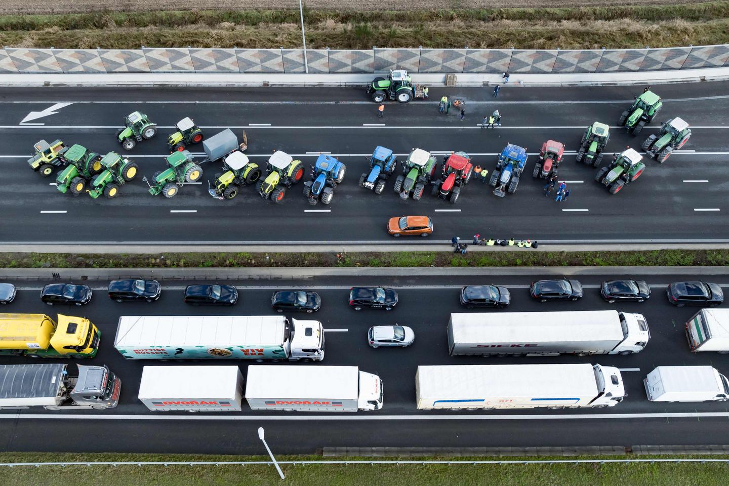 Ante el enfado de los agricultores, los transportistas denuncian “bloqueos inaceptables”
