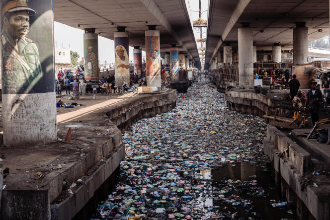 Un canal bouché rempli de polystyrène et de plastique à usage unique à Lagos, le 23 janvier 2024.