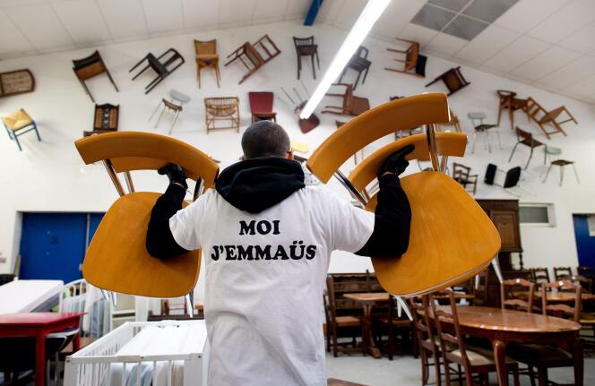 Un employé de la communauté Emmaüs dans un magasin de seconde main d’Emmaüs à Brest, le 30 mai 2023.
