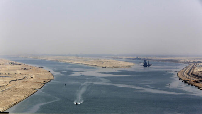 Un zodiac militaire sécurise l’entrée de la nouvelle section du canal de Suez à Ismaïlia, en Egypte, le 6 août 2015.