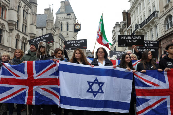 Des manifestants portent des drapeaux israéliens et britanniques lors d’une marche contre l’antisémitisme, à Londres, le 26 novembre 2023.