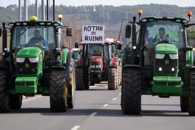 Des tracteurs d’agriculteurs espagnols lors d’une manifestation à Leon, dans le nord de l’Espagne, le 1er février 2024.  