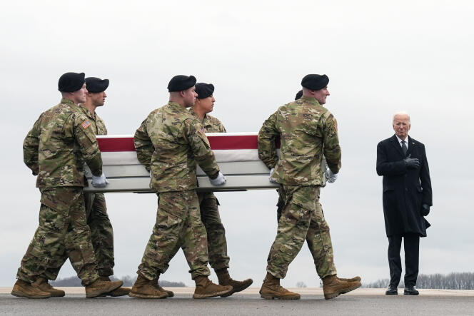Le président américain, Joe Biden, rend hommage à trois militaires américains tués en Jordanie, sur la base aérienne de Dover (Delaware), le 2 février 2024. 