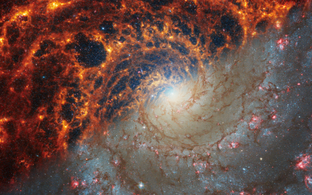 Image composite de la galaxie NGC 628, vue par les télescopes spatiaux James Webb (en haut à gauche) et Hubble (en bas à droite).
