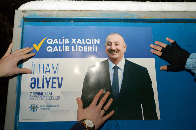 Une affiche de campagne du président azerbaïdjanais et candidat à la présidentielle Ilham Aliev, à Bakou, le 15 janvier 2024, premier jour de la campagne officielle avant l’élection du 7 février.